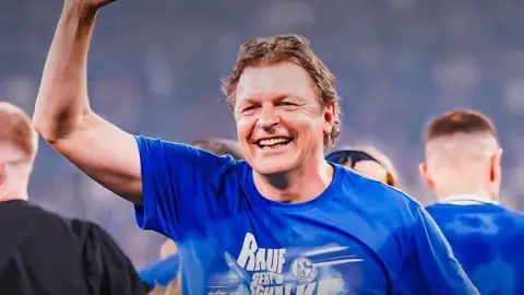 Schalke thăng hạng, giám đốc thể thao Mulder tự động gia hạn tới 2028