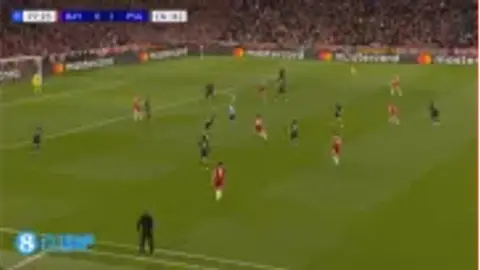 Luis Diaz ngã trước vòng cấm rồi bị thổi chạm tay và nhận thẻ vàng