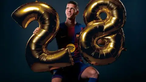 Barcelona chúc mừng sinh nhật tuổi 28 của Dani Olmo