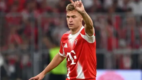 Ballack: Kimmich là cầu thủ hàng đầu nhưng việc anh cầm bóng quá lâu khiến toàn đội bị cản trở