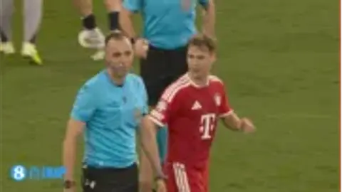 Kimmich không hài lòng với quả phạt đền ở trận này và phàn nàn với trọng tài
