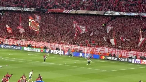CĐV Bayern đáp trả TIFO Napoleon của PSG bằng thông điệp về đảo Saint Helena