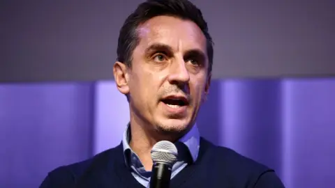 Neville: Giữ Carrick cũng có thể hiểu được, nhưng MU nên nhắm HLV đẳng cấp nhất