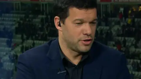 Ballack không hài lòng với quả phạt đền gây tranh cãi của Bayern ở Paris: Tôi nghĩ rõ ràng một số người không muốn đuổi cầu thủ Paris