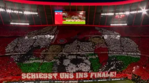 CĐV Bayern tung TIFO trước giờ bóng lăn: “Hãy đưa chúng tôi vào chung kết”