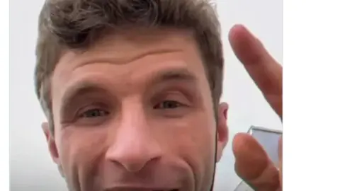 Paris tiến vào trận chung kết! Mạng xã hội Ligue 1 của Pháp đăng meme Muller và nói đùa: Tạm biệt, Bayern