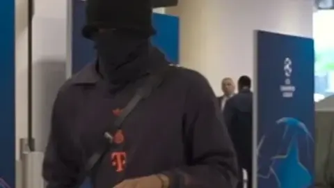 Đoán không có thưởng 😂 Cầu thủ Bayern xuất hiện trong bộ dạng "Kẻ trộm đeo mặt nạ", đoán xem đó là ai