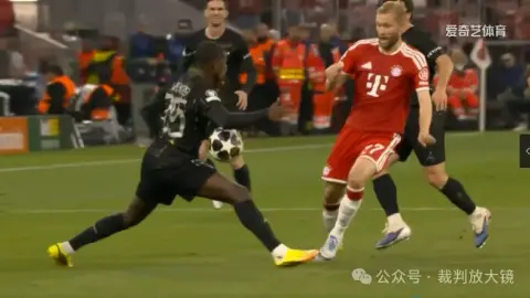 Phân tích tranh cãi hai tình huống chạm tay của PSG trước Bayern