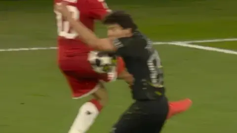 Ballack: Trước khi trọng tài biên căng cờ, trọng tài đã thổi phạt việt vị trước. Điều này hoàn toàn trái với quy định.
