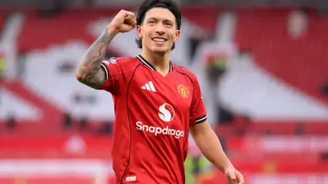Manchester United: Lima sẽ nâng cao tiêu chuẩn của đội Manchester United mỗi khi anh ấy tham gia tập luyện và anh ấy chắc chắn sẽ ở lại với đội vào mùa hè này