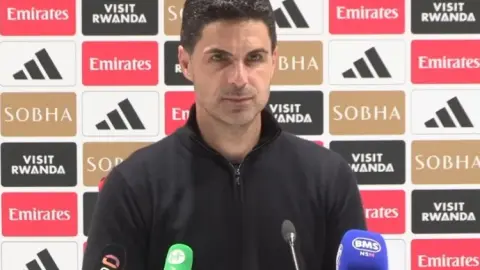 Arteta: Tôi không ngờ quá trình hồi phục của Timber lại mất nhiều thời gian đến vậy. Jocles đặc biệt tập cầm bóng bằng lưng