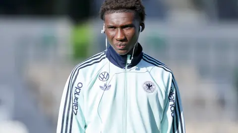 Real Madrid, Man Utd, Chelsea va PSG cung theo doi trung ve tre Karim Coulibaly