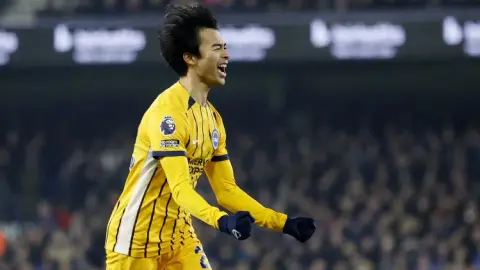 Vô lê từ góc nhỏ, quan chức Premier League: Kaoru Mikasa ghi bàn vào lưới Tottenham, được bầu là bàn thắng đẹp nhất tháng 4