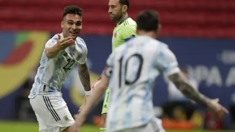 Lautaro: Điều thực sự khiến tôi ấn tượng về Messi là thái độ tập luyện của anh ấy. Tôi đã cố gắng mang những phẩm chất của anh ấy đến Inter Milan