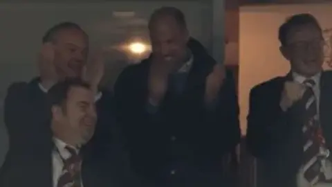 Hoàng tử Anh William xem trực tiếp Europa League và vỗ tay cổ vũ khi Villa tiến vào trận chung kết