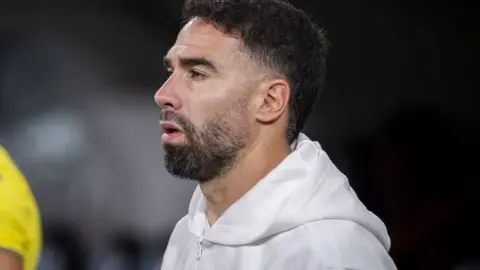 Real Madrid du kien ton vinh Carvajal o tran san nha cuoi cung cua mua giai