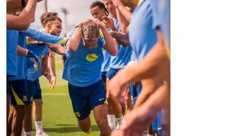 Hai thế giới! AS: Real Madrid đang trải qua giông bão nhưng mạng xã hội Barcelona đang chia sẻ niềm vui