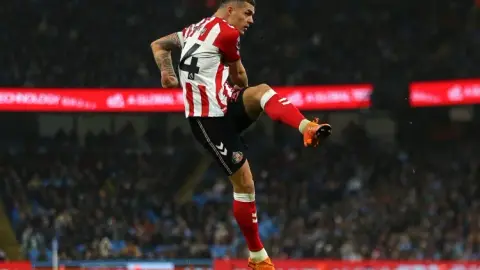 Manchester United: Với kinh nghiệm dày dặn và mức lương thấp hơn Casemiro rất nhiều, Xhaka phù hợp với Manchester United về nhiều mặt