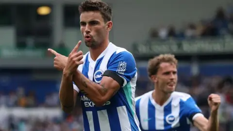 Atletico Madrid vẫn theo sát tiền vệ Matt O'Riley của Brighton