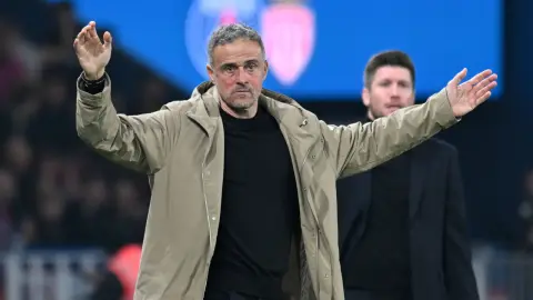 Luis Enrique: Tôi đưa lương tháng đầu tiên cho bố mẹ