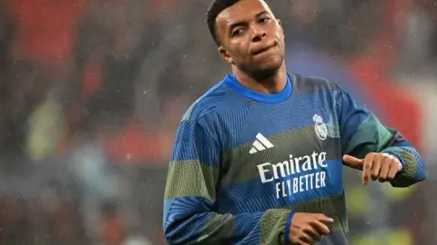 Phóng viên: Mbappé tham gia toàn bộ buổi tập hôm nay, còn Arbeloa sẽ tham dự buổi họp báo vào sáng mai.