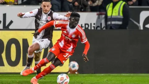 Falk: Bayern lạc quan về tiềm năng của cầu thủ trẻ Bala Ndiaye và có thể không ký hợp đồng với ai ở vị trí này