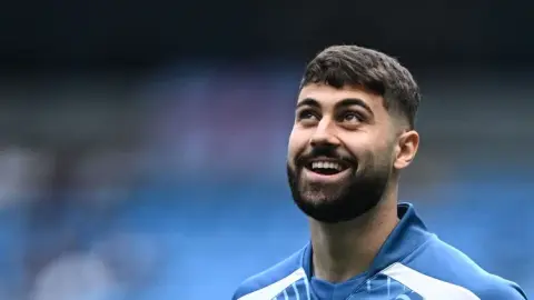 Sky: Manchester City hy vọng tăng lương và gia hạn hợp đồng dài hạn với Gvadioll, đồng thời đã bắt đầu đàm phán
