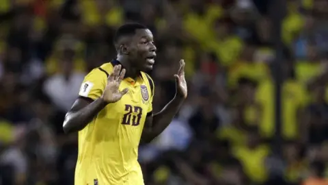 Phóng viên: FIFA miễn thẻ đỏ cho Caicedo và Otamendi và sẽ không đình chỉ trận đầu tiên của World Cup