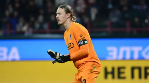 Safonov nhiều lần đưa bóng ra ngoài biên có thể là chiến thuật của PSG để hạn chế Olise
