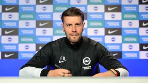 Brighton gia hạn với HLV Fabian Hurzeler đến tháng 6/2029