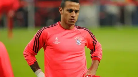 Oliver Kahn: Doi hinh Bayern qua mong, tuyen giua dang thieu mot mau cau thu nhu Thiago