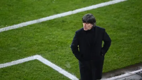 Loew: Chất lượng World Cup giảm sút nhưng sẽ mở rộng lên 64 đội, dự đoán trận chung kết Đức và Brazil gặp nhau