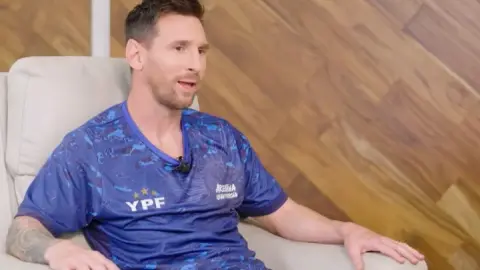 Messi kể về những năm thi đấu với Ronaldo: Chúng tôi cạnh tranh danh hiệu vì thầy, đó là một chương tuyệt vời