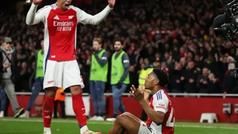 Manchester Evening News: Lewis-Skelly bứt lên ở Arsenal, MU gần như hết cơ hội theo đuổi