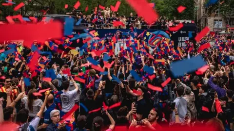 Radio Ser: Barcelona dự định tổ chức cuộc diễu hành vô địch để ăn mừng vào thứ Hai tới, thời gian và lộ trình đã được xác định