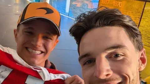Declan Rice gặp Lando Norris, tặng áo Arsenal có chữ ký