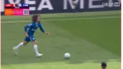 Caicedo lại mở ra cơ hội cho Chelsea nhưng Cucurella khống chế hỏng