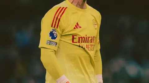 Giành giải Găng tay vàng Premier League năm liên tiếp 3, poster chính thức của Raya của Arsenal được đăng tải để gửi lời chúc mừng