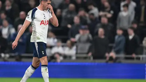 McAteer: Liverpool có thể theo đuổi Van der Ven, Tottenham sẽ tìm cách bán cầu thủ nếu xuống hạng