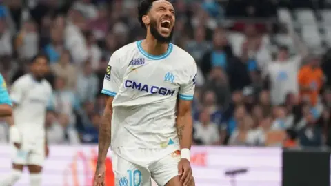 Aubameyang bị Marseille treo giò nội bộ vì trò đùa bằng bình chữa cháy