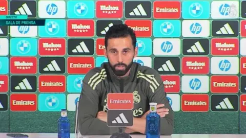 Lần đầu tiên thấy thành viên trong nhóm đánh nhau? Arbeloa: Trước đây, một đồng đội đã dùng gậy đánh gôn đánh đồng đội khác