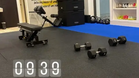Joan Armeni chia sẻ ảnh tập gym: Hãy đặt những điều quan trọng lên hàng đầu