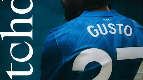 Tới Anfield! Chelsea tung poster trận gặp Liverpool, Gusteau xuất hiện một mình