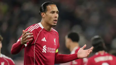 Van Dijk vào top 4 cầu thủ Liverpool lớn tuổi nhất đá chính liên tiếp 40 trận