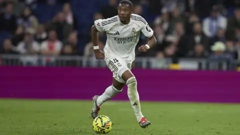 Romano: Alaba và Lewandowski được chào mời tới Serie A, nội bộ Milan còn chia rẽ về Lewy