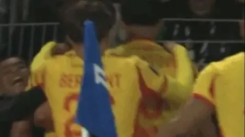 Cậu bé 16 đến từ Lens đã ghi bàn thắng đầu tiên trong trận ra mắt giúp đội bóng vào Champions League. Bố anh: Thành thật mà nói, tôi thậm chí còn chưa sẵn sàng