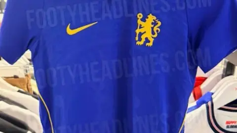 Hình ảnh thực tế áo đấu sân nhà của Chelsea mùa giải tới: biểu tượng đội bóng màu tối ở mặt trước, dòng chữ Chelsea trên cổ áo