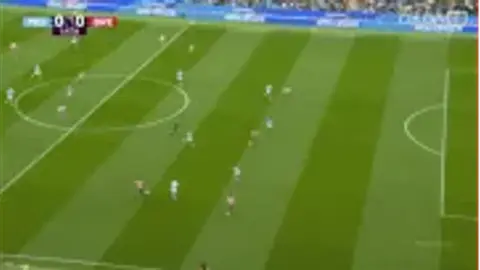 Cú đẩy của Igor Thiago bị Donnarumma cản phá, Guey là người đầu tiên phá bóng ra ngoài vạch cuối sân