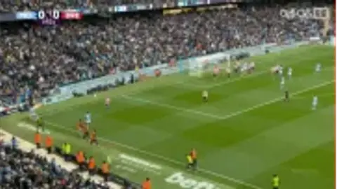 Phá băng! Dokun đột phá và ghi bàn vào góc trên bên phải, 1-0 của Manchester City dẫn trước Brentford