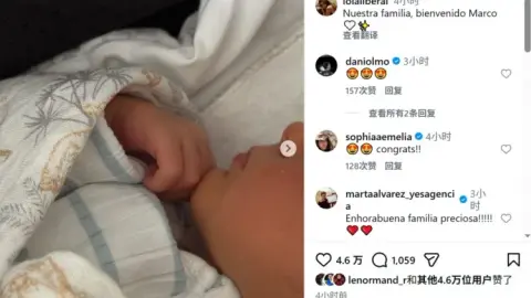 Chúc mừng! Cặp vợ chồng Merlino thông báo về sự ra đời của đứa con bằng cách đăng ảnh đứa con mới sinh lên mạng xã hội